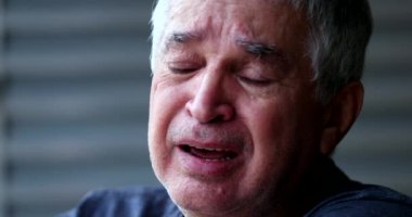 Duygusal olarak yaşlı bir adam ağlıyor. Son sınıf öğrencisi umutsuzca ağlıyor.