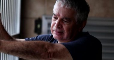 Yaşlı bunalımlı adam ağlıyor. Kriz geçiren kişi. Umutsuzluk içindeki orta yaşlı