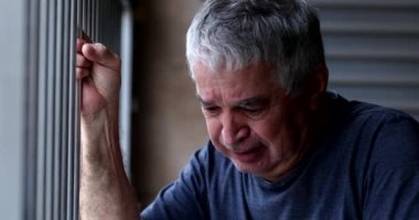 Akıl hastalığından muzdarip kişi umutsuzluk içinde ağlıyor.