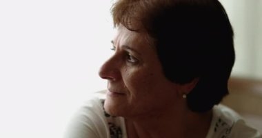 Düşünceli son sınıf öğrencisi kadın evde düşünüyor. Düşünceli yaşlı bayan.