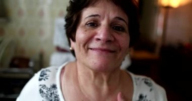 Yaşlı kadın mutlu ve pozitif hissediyor. 60 yaşında gülümseyen bir kadın.