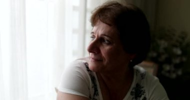 Düşünceli son sınıf öğrencisi kadın evde düşünüyor. Düşünceli yaşlı bayan.