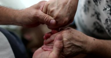 Yaşlı çiftin el ele tutuşması, yakın plan evli yaşlı insanların el ele tutuşması, sevgi ve bakım.