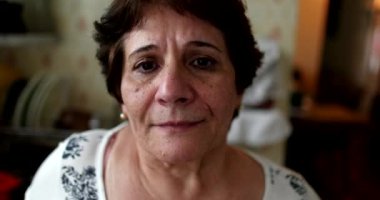 Üzgün, yaşlı kadın kameraya bakıyor. Yaşlı bayan duygusal acı hissediyor.