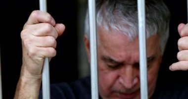 Depresyondaki orta yaşlı adam kendini parmaklıklar arkasında hissediyor