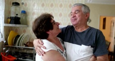 Mutlu koca ve koca kucaklaşması.