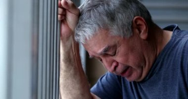 Sorunlu yaşlı adam ağlıyor. Üzgün yaşlı insan ağlıyor.