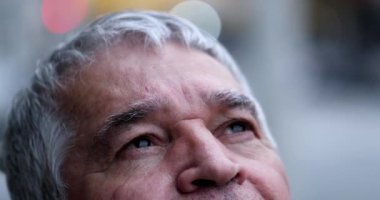 Tanrı 'nın rehberliğini arayan yaşlı adam, kıdemli yakın çekim gözleri ve yukarı bakan yüz.