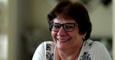 Fotoğraftaki yaşlı kadın kameraya gülümsüyor olumlu kafa sallıyor.