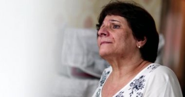 Pencereden dışarı bakan üzgün, düşünceli yaşlı kadın. Düşünceli depresif bayan.