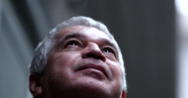 Mutlu yaşlı adam gülümsüyor, samimi bir ifade.