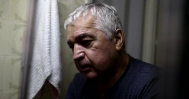 Çaresiz, bunalımdaki yaşlı adam aynaya bakıyor.