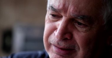 Yaşlı bunalımlı adam ağlıyor. Kriz geçiren kişi. Umutsuzluk içindeki orta yaşlı