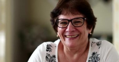 Gülümseyen yaşlı kadın portresi. Yakın plan yaşlı bayan yüzü.