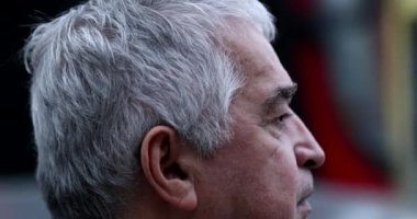 Bunalımdaki yaşlı adam bunalımda.