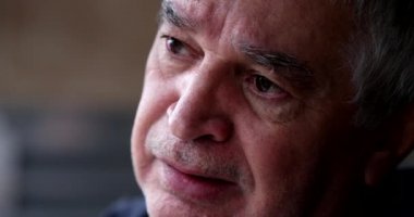 Bunalımda olan üzgün, bunalımlı yaşlı bir adam. Gözü yaşlı orta yaşlı kişi