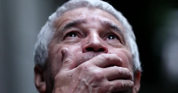 Hombre Mayor Preocupado Mirando Cielo Cubriendo Boca Con Mano Horrorizado — Vídeos de Stock