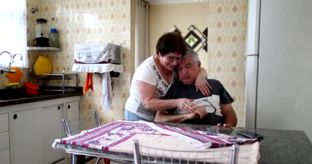 Happy Senior Married Couple Kitchen Kissing Celebrating — Vídeo de Stock