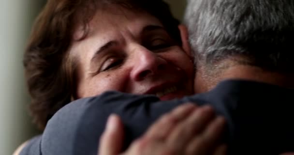 大老婆抱着丈夫的亲密的脸 已婚老年夫妇表现出同情心和支持 — 图库视频影像