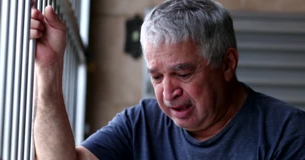 Üzgün Duygusal Adam Gözyaşlarını Siliyor — Stok video