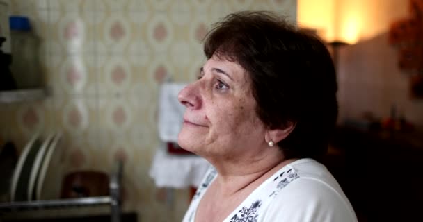 Σκεπτική Ηλικιωμένη Γυναίκα Νιώθει Λυπημένη Θλιβερή Ηλικιωμένη Κυρία Στο Σπίτι — Αρχείο Βίντεο