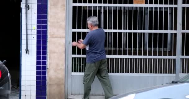 Ηλικιωμένος Ανοίγει Την Είσοδο Της Σιδερένια Πύλης Περιστασιακή Είσοδος Στο — Αρχείο Βίντεο