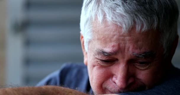 Pria Yang Lebih Tua Tertekan Dalam Krisis Orang Tua Setengah — Stok Video