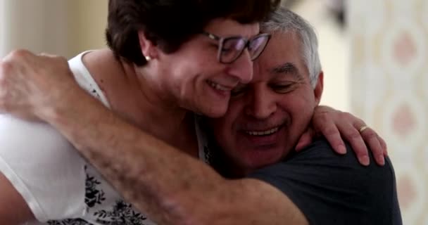 Casal Mais Velho Feliz Abraçando Outro Casado Marido Sênior Esposa — Vídeo de Stock