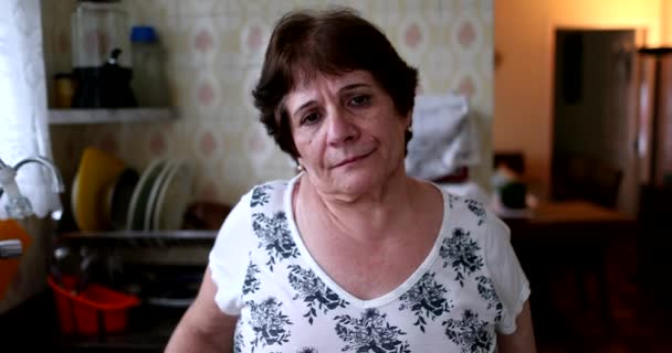 Triste Retrato Mujer Mayor Mirando Cámara Años Senior — Vídeos de Stock