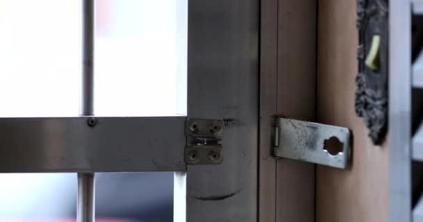 Pessoa Saindo Casa Fechando Entrada Portão Ferro Metálico — Vídeo de Stock