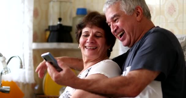 Παντρεμένο Ζευγάρι Ηλικιωμένων Που Βλέπει Οθόνη Smartphone Γιορτάζει Μεγαλύτερος Άντρας — Αρχείο Βίντεο