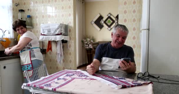 Gelukkige Oudere Man Viert Nieuws Mobiele Telefoon Senior Pikt Smartphone — Stockvideo