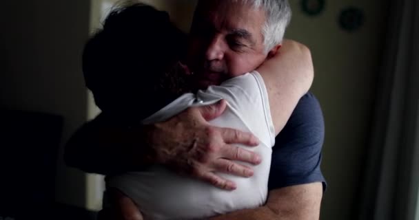 Ældre Ægtepar Omfavner Hinanden Derhjemme Senior Mand Viser Empati Støtte – Stock-video