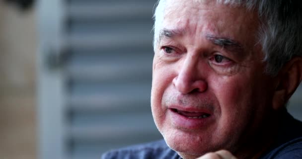 Hombre Mayor Solitario Desesperado Llorando Persona Mediana Edad Frente Tragedia — Vídeos de Stock