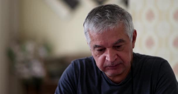 Struggling Older Man Suffering Silence Home Expressive Serious Concerned Emotion — Vídeo de Stock