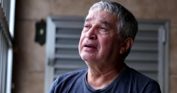 Uomo Anziano Che Piange Guardando Verso Cielo Chiedendo Aiuto Dio — Video Stock