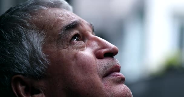 Bunalımda Olan Yaşlı Adam Umut Inançla Gökyüzüne Bakıyor — Stok video