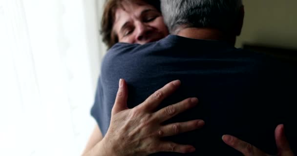 Esposa Mayor Abrazando Marido Tierno Momento Amor — Vídeos de Stock