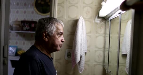 Viejo Casual Mirándose Espejo Del Baño — Vídeos de Stock