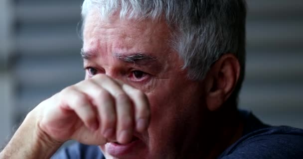 Triste Homem Emocional Limpando Lágrimas Chorando — Vídeo de Stock