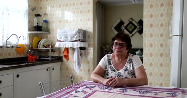 Продумана Старша Жінка Сидить Наодинці Кухонним Столом — стокове відео