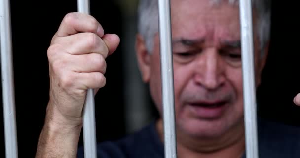 Заключенный Пожилой Человек Решеткой Плачет — стоковое видео