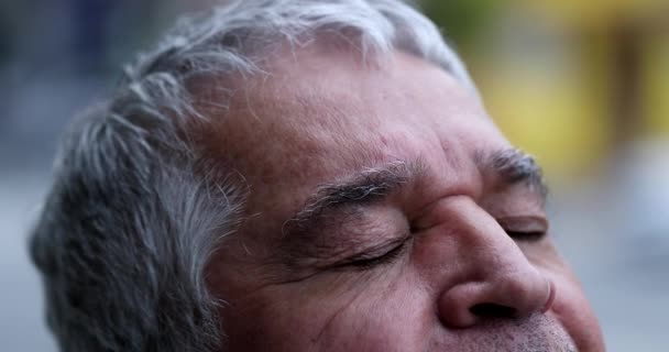 信仰と信念を持って空に目を閉じて開く希望的な老人 — ストック動画