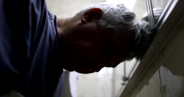 Çaresiz Bunalımdaki Yaşlı Adam Aynaya Bakıyor — Stok video