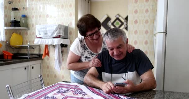 Heureux Couple Marié Souriant Cuisine Regardant Téléphone Portable — Video