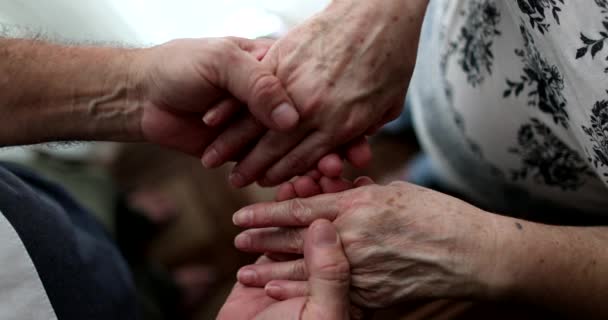 Starsi Ludzie Trzymają Się Ręce Okazują Empatię — Wideo stockowe