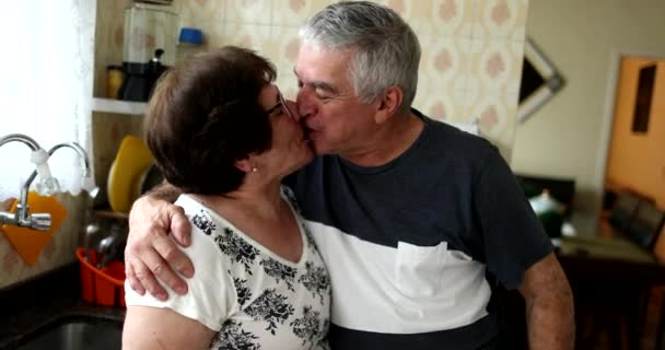 Παντρεμένοι Ηλικιωμένοι Φιλιούνται Και Χαμογελούν Άντρας Φιλάει Γυναίκα — Αρχείο Βίντεο