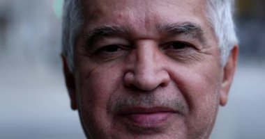 Ümitli son sınıf öğrencisi kameraya gülümsüyor, yaşlı adam yüzüne gülüyor ve gülüyor.