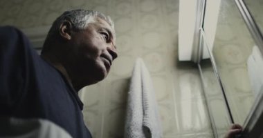 Banyodaki aynanın önündeki son sınıf öğrencisi, umutsuzluk konsepti.