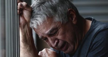 Dramatik son sınıf öğrencisi acı çekiyor. Yaşlı kişi derinden acı çekiyor.